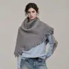 Tamanho grande, combinado com um casaco, cachecol triangular de lã mista de cor sólida para mulheres com franjas, xale de tricô, outono/inverno, com um toque boêmio