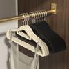 Percha de terciopelo antideslizante sin hombros protuberantes de plástico sin costuras de dos posiciones soporte para ropa para el hogar dormitorio tienda de ropa en stock venta al por mayor