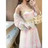 El Conjunto de Vestido con Tirantes y Blusa de Borlas con Cuentas Estilo Retro de Airi Xiu es un Atuendo Único y Juvenil para Salir, con un Estilo Dulce y Fresco