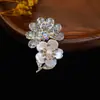 Broche Coreano Japonês de Venda Quente Transfronteiriça Flor de Diamante Incrustada com Pérolas de Alto Padrão Pin Anti-Exposição Acessórios para Casaco Terno