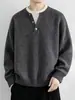 Suéter de Color Sólido Americano Falso Dos Piezas Cuello Henley para Hombre Otoño Marca de Moda Holgado Retro Versátil Casual Prendas de Punto Superior
