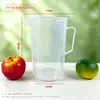 Taza medidora de plástico con tapa y escala en stock, especializada para tiendas de té de burbujas, jarra medidora doméstica de grado alimenticio, resistente a altas temperaturas