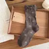 Meias marrons para mulheres, meias de cano médio estilo japonês com estampa floral doce, etiquetas de tecido com letras e acabamento em renda, meias franzidas com laço estilo Miu