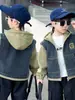 Jaqueta Jeans Masculina Primavera e Outono 2026 Nova Estilosa Corta-vento com Capuz Top de Primavera da Moda Infantil