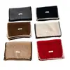 Bufanda de punto roja de lana estilo Chanel de alta calidad para mujer, calentador de cuello premium cálido transfronterizo de invierno del fabricante