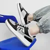 Tênis de Couro Baixo para Primavera e Outono Masculino Antiderrapante Tendência Sapatos Masculinos para Adolescentes Estilo de Hong Kong Sapatos Casuais Planos para Estudantes