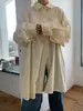Camisa feminina de nicho com design Dongdaemun coreano, chique, de corte solto, com fenda nas costas, comprimento médio, ombros caídos
