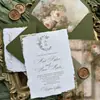 Convite de casamento vintage estilo europeu, feito à mão com bordas irregulares, detalhes em folha de ouro, forro de rosa pintado a óleo e selo de cera.
