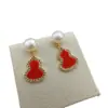 Brincos de Feijão Vermelho Únicos de Luxo Leve de Nicho Estilo Ano Novo 2026 Brincos de Tarraxa para Mulheres com Sensação de Alto Padrão, Brincos Versáteis Simples e Elegantes