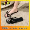 Moda Retrô Europeia e Americana Sapatilhas com Rebites Sapatos de Praia Verão 2025 Novos Chinelos com Laço para Viagem e Férias para Mulheres