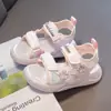 Sandalias de Flores con una Sola Tira de Moda para Niñas 2026 Nuevo Estilo de Verano Zapatos Versátiles Elegantes para Niñas Pequeñas Calzado para Exteriores y Playa