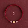 Pulsera de Hilo Rojo de la Suerte Flor de Durazno, Tejida a Mano con Pequeño Colgante de Flor de Durazno, Versátil para Estudiantes Hombres y Mujeres, Pulsera de Cuentas de Buena Suerte para Parejas