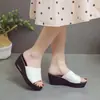 2026 Verano Nuevo Estilo Cuña Tacón Alto Suela Gruesa Antideslizante Resistente al Desgaste Chanclas de Deslizamiento para el Hogar y el Exterior con Cuña