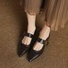 Nova Coleção Primavera 2025 Sapatos de Salto Alto com Salto Bloco Bico Fino Boca Rasa com Fivela Sapatos Femininos Moda Estilo Europeu e Americano