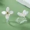 Brincos de resina de flor de quatro pétalas tridimensional Mori frescos e doces pequenos diários requintados para furo na orelha joias para orelha atacado