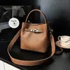 Bolsa de mano simple popular de estilo nuevo para la primavera 2026, bolsa cubo de color liso, bolsa de hombro casual para el trabajo, bolsa cruzada