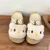 Nova coleção Outono/Inverno 2026: sapatos femininos estilo Birkenstock, com sola grossa, tema de desenho animado, fofos, versáteis e forrados com fleece, com salto oculto e design de meia-sapato