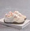 Zapatos para niñas 2026 otoño nuevo zapatillas deportivas de cuero para niños zapatos blancos para niñas zapatos deportivos ligeros para niños