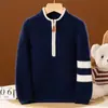 Suéter de Punto para Niños 2026 Otoño/Invierno Nuevo de Lana Pura con Cuello Alto y Media Cremallera con Diseño Incrustado y Bloque de Color Manga Larga