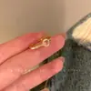 Anel Liso de Zircônia Pérola Dourada para Mulheres, Estilo Nicho de Luxo, Exquisito e Emagrecedor, Anel Empilhável