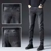 Jeans negros de alta gama para hombre Hong Kong primavera-verano 2026 nuevos ajustados elásticos de pierna recta casuales largos