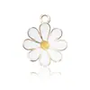 Color mixto 10 colgantes de flor de margarita accesorios para pulsera diy flor de gota de aceite colorida transfronteriza flor tejida a mano al por mayor