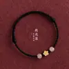 Pulsera de Hilo Rojo de la Suerte Flor de Durazno, Tejida a Mano con Pequeño Colgante de Flor de Durazno, Versátil para Estudiantes Hombres y Mujeres, Pulsera de Cuentas de Buena Suerte para Parejas