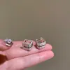 Pendientes Geométricos Simples de Letra Franceses para Mujer, Lujo Accesible y Pendientes de Gama Alta Nuevos 2025 Ins Elegantes Pendientes Blancos