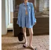 Conjunto de camisa casual extremadamente elegante para mujer, estilo minimalista primavera-verano 2026, sensación relajada, conjunto de dos piezas de camisa y shorts con protección solar