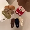 Pantuflas de mujer de estilo francés con suela plana y forro de pelo, nuevas zapatillas de algodón de lujo de alta gama para otoño e invierno 2026, ideales para el hogar y el exterior.