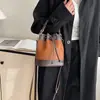 Bolso tipo cubo transfronterizo modelo nuevo 2024, bolso de mano de moda de alta gama con cordón, bolso de hombro y cruzado texturizado de colorblocking vintage