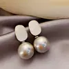 Pendientes de perlas con circonita cúbica brillante y fuegos artificiales rojos con temática de otoño e invierno, un diseño nuevo único y deslumbrante para mujer en 2026