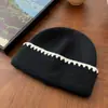 Chapéu de Tricô Fashion de Estilo Coreano com um Simples Estilo Universitário e Design Color-Blocking, Gorro Quente de Outono e Inverno para Mulheres