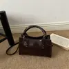 Bolso de motocicleta con remaches transfronterizos para mujer, nuevo modelo 2026, diseño único, bolso de mano, bolso de hombro, bolso cruzado retro personalizado, moderno