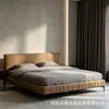 Cama con cabecero de tela fina minimalista italiana, respaldo suave de tela mate resistente al desgaste, patas metálicas altas, cama grande para dormitorio del hogar