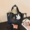 Bolsa de comércio exterior feminina, simples e versátil, nova moda de verão 2026, bolsa de ombro tote casual, bolsa de mão popular tipo balde