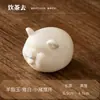 Enfeite de Animal de Porco Fofo de Cerâmica para Animal de Estimação de Chá, Requintado e Criativo, Pode Ser Usado como um Porco da Sorte Atraidor de Riqueza, Peça para Brincar com Chá, Decoração de Bandeja de Chá e Mesa de Chá
