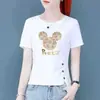 Camiseta feminina plus size com design de ombro reto, mangas curtas, novo estilo popular do verão de 2024, com barra fenda e estampa