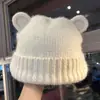 Chapéu de Tricô Fofo com Orelhas de Urso Redutor de Idade para Mulheres no Outono e Inverno, Chapéu Doce e Versátil com Proteção para Orelhas Mostrando o Rosto, Pequeno Chapéu de Lã