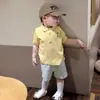 Novo conjunto infantil estilo coreano, fofo conjunto de duas peças com camiseta de manga curta e gola polo e shorts listrados para meninos e meninas
