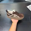 Zapatillas retro de plataforma para mujer, nueva colección otoño 2026, con suela gruesa, diseño que aumenta la altura y estilo casual versátil en una paleta de colores Maillard.