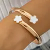 Pulsera de Trébol de Cinco Hojas con Incrustaciones de Diamantes de Aleación de Moda Transfronteriza Europea y Americana Joyería Set de Tres Piezas Pulsera Geométrica Simple Lisa Venta al por Mayor