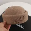 Boina de Lana con Flor de Invierno para Mujer, Nuevo Estilo Retro Cálido, Sombrero de Copa Pequeño, Moda, Temperamento, Gorro de Auxiliar de Vuelo, Gorro de Pintor, Tendencia
