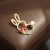 Nuevo y bonito broche de conejo multicolor con incrustaciones de diamantes, elegante broche pequeño chapado en oro con forma de animal del zodiaco, accesorios para hombres y mujeres.