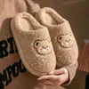 Nuevas pantuflas de algodón con diseño de oso de dibujos animados de invierno para mujer, con forro polar añadido, diseño engrosado y suelas antideslizantes, adecuadas para usar en interiores, y disponibles en un estilo para parejas con cubiertas peludas en los dedos para hombre