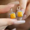 Brincos Quadrados Estilo Chinês Novo Retrô em Prata 925 Vazados Padrão de Grama Enrolada Femininos Brincos Antigos Femininos Vermelho do Sul Estilo Simples