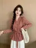 Camisa de mujer a cuadros estilo vintage francés con cuello en V y manga larga, nuevo modelo primavera y otoño 2026, entallada a la cintura con cinturón, diseño que estiliza la figura