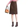 Falda Midi de Gamuza y Felpa Color Café Adelgazante de Cintura Alta Versátil para Mujer 2026 Otoño/Invierno Nuevo Estilo Falda Lápiz Ajustada a la Cadera