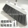 Un juego de escoba y recogedor, completo con un raspador para evitar que el pelo se pegue, es una combinación duradera y resistente que se puede personalizar
