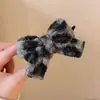2026 Nuevo Pinza para el Cabello de Flor de Felpa Estilo Coreano Otoño/Invierno, Pinza de Tiburón con Lazo Color Café, Pinza Grande para el Cabello para Mujeres